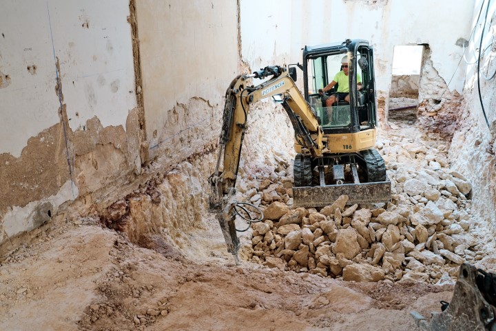 demolición mecánica casa